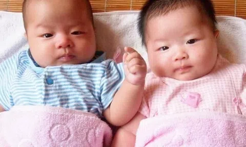 Sinh đôi nhưng một bé da trắng, một bé da đen, người bố âm thầm đi xét nghiệm rồi bật khóc vì day dứt