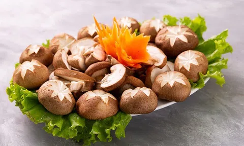 Chỉ rửa nấm hương với nước chẳng khác gì ăn trứng côn trùng, dùng thứ này chất bẩn trôi sạch, tha hồ nấu ăn