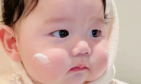 Bố đi khai sinh đặt tên cho con là Lò Văn Yêu, đứa trẻ la khóc suốt ngày được sửa thành tên rất hay