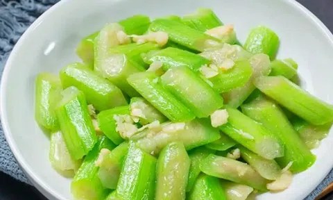 Suốt ngày xào mướp vẫn cứ thâm đen, chỉ cần thêm bước này, mướp giữ màu xanh như ngọc, cực ngọt thơm