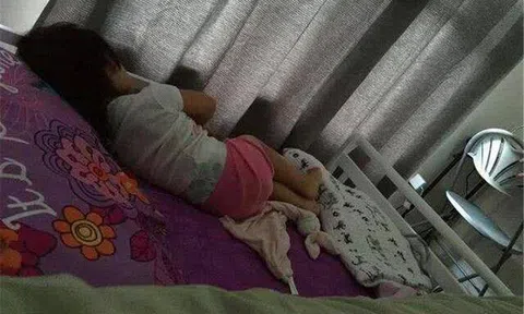 Con ngủ một mình nhưng luôn nói "Có người trong phòng", mẹ xem camera giám sát thì hoảng sợ
