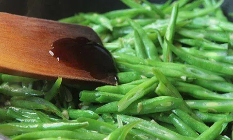 Xào đỗ, thêm một bước đảm bảo luôn xanh mướt, giòn ngon lại không còn chất độc, tha hồ yên tâm ăn