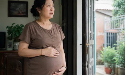 Mẹ chồng U50 bế bầu thông báo tái hôn cả nhà đều ủng hộ, nhưng khi biết mặt chú rể, vợ chồng tôi tái mặt