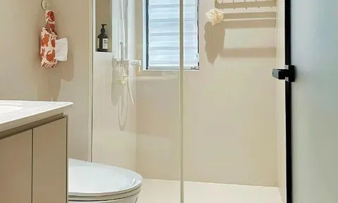 Tại sao ngày càng nhiều gia đình từ bỏ vách kính trong nhà tắm? 4 thiết kế thay thế này đẹp sang, tiện dụng hơn nhiều
