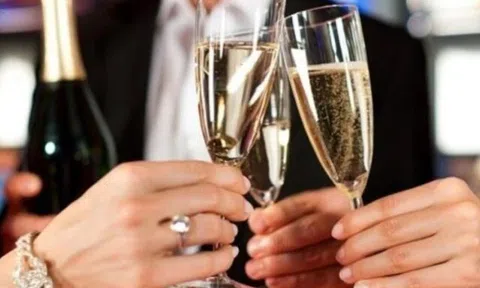 Đến lượt bạn mời rượu, đừng ngồi im lúng túng, nhớ 3 câu "vạn năng" này là đủ