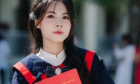 Thủ khoa toàn quốc kỳ thi Tốt nghiệp THPT 2026 biết điểm khi đang đi làm thêm, thầy Hiệu trưởng xúc động