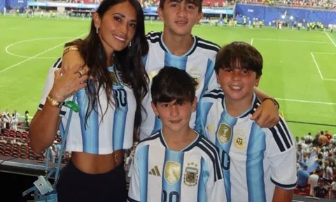 Vợ Messi gây sốt sau màn lội ngược dòng của Argentina: Từ cô bạn thuở nhỏ đến "nữ thần may mắn" luôn đồng hành cùng El Pulga