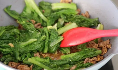 Loại rau ít người chưa biết ăn nhưng vừa ngon lại bổ, nhiều nơi bán 35.000 đồng/kg, đem xào thịt bò vừa giòn lại ngọt rất đã miệng