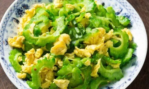 Làm mướp đắng xào trứng, cho trứng hay mướp vào trước để món ăn ngon, giòn và bớt đắng?