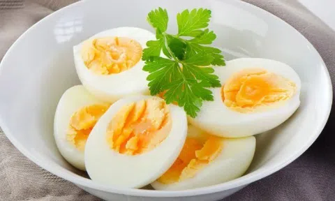 Luộc trứng, thêm vài giọt này vỏ tự động bong ra, trứng ngon mềm thơm