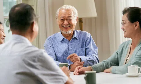 Tuổi xế chiều đừng tùy tiện "than nghèo, kể khổ" trước mặt mọi người kẻo rước họa, người thông minh chỉ nói 3 câu ngắn này!
