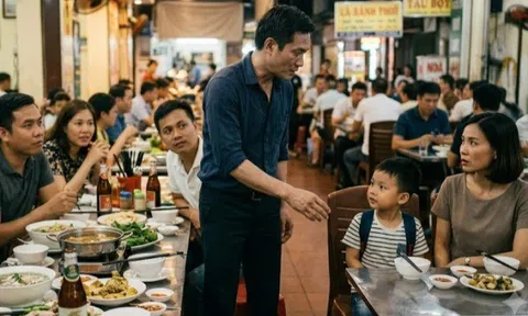 Vô tình gặp vợ cũ và con trai khi đi ăn cùng đồng nghiệp, mặt tôi biến sắc trước lời chào của đứa trẻ