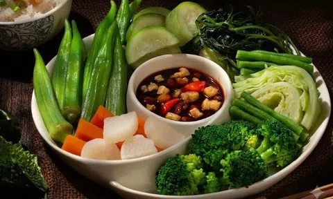Luộc rau củ quả thập cẩm thì cho vào nồi cùng một lúc hay luộc lần lượt, đầu bếp nói nhiều người làm sai bảo sao không ngon