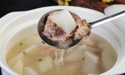 Hầm xương lấy nước nấu canh, thêm một nguyên liệu này nước xương trong, béo ngậy thơm hơn bình thường