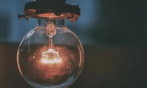 Khi người khác đang nói về 4 chuyện này, tuyệt đối đừng xen vào