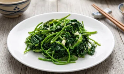Nhiều người chỉ ăn củ cây này, nhưng phần lá mới là "báu vật", đem xào mẻ ngon như đặc sản