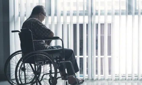 Sau khi sống ở viện dưỡng lão và thuê người giúp việc tôi mới thấm: Con cái là chỗ dựa an toàn khi về già!