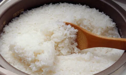 Nấu cơm mà dùng nước lạnh là quá nghiệp dư, đầu bếp mách làm điều này bảo cơm ngon, dẻo lại trắng thơm