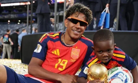 Cậu nhóc "quyền lực" nhất World Cup: 4 tuổi đã ôm cúp vàng, được siêu sao Lamine Yamal cưng như con ruột