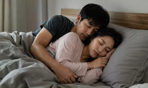 Vợ vừa hết 1 tháng ở cữ là tôi chạy liền sang ôm vì nhớ, không ngờ hành động đó khiến tôi day dứt cả đời