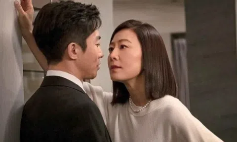Hôn trộm chị sếp mình yêu thầm, hôm sau chị ấy ghé tai tôi nói: “Không có ai đâu, cứ hôn đi”