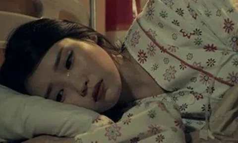 Về quê chồng ngủ một mình một giường, nửa đêm thấy chật chội, bật đèn lên thì giật mình thấy con của em dâu
