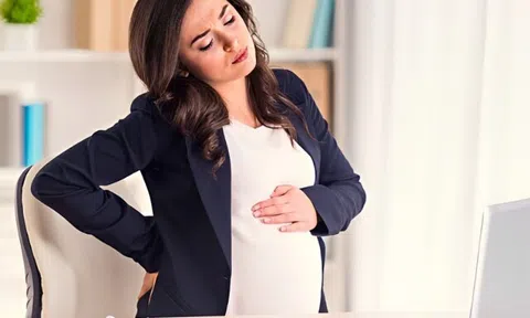 Mẹ bầu ngồi làm việc trước máy tính cả ngày, bác sĩ nhắc đừng quên làm điều này để bảo vệ cả mẹ lẫn con
