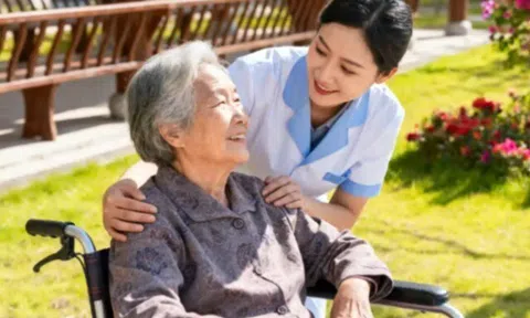 Về già tôi mới thấm: Thuê giúp việc, vào viện dưỡng lão rất khổ dù nhiều tiền, sống chung với con cái vẫn là lựa chọn tốt hơn