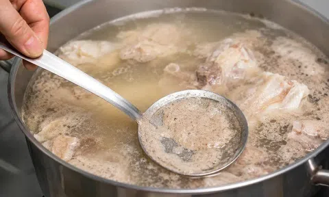 Ai nấu canh xương đều thấy bọt là hớt bỏ, thói quen này liệu đang phí chất dinh dưỡng hay loại bỏ chất độc hại?