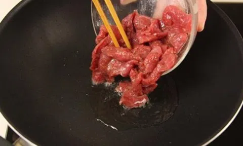 Ướp thịt bò chỉ cho muối là “hỏng bét”, cứ thêm 1 thìa này thịt cực mềm, người già trẻ nhỏ đều phải khen