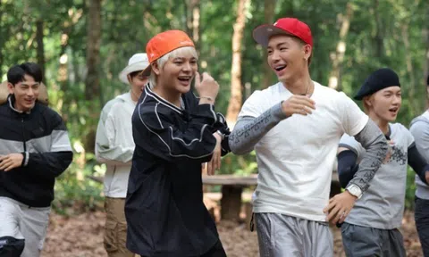 Say Hi Rực Rỡ: Các anh trai nhận về "kho báu" đặc biệt sau những ngày băng rừng vượt biển