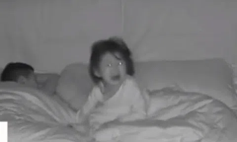 Dậy sớm 2 giờ sáng để đi làm còn 2 con ngủ ở nhà, bố mẹ kiểm tra camera phát hiện cảnh tượng xót xa