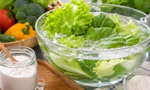 Ngâm rau với muối tưởng an toàn nhưng một sai lầm sẽ khiến rau mất chất, sức khỏe lại ảnh hưởng