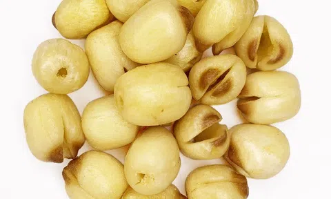 Cách bảo quản hạt sen để cả năm vẫn giữ được mùi thơm, bùi, màu vàng tươi đẹp mắt