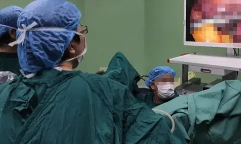 Bé gái 12 tuổi đi khám vì đau bụng, bác sĩ kiểm tra xong liền khuyên gia đình báo cảnh sát