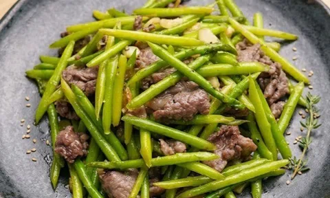 Rau này hỗ trợ thải độc gan tự nhiên, xào hay luộc đều giòn ngọt, ai cũng phải khen tấm tắc