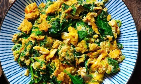 Lá của loại rau này cực giàu vitamin K nhưng nhiều người chê khó ngửi, xào với trứng ăn cực ngon lại rất bổ