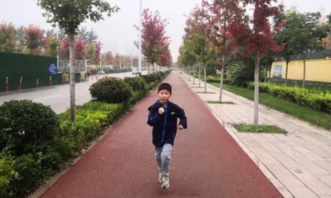 Nghe bác sĩ thông báo em trai phải nằm viện, cậu bé 9 tuổi mỗi ngày chạy 10km để cứu em