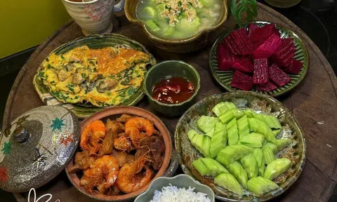 Mẹ đảm đi chơi xuyên Việt khiến con trai kêu thèm cơm nhà, khoe 30 mâm cơm tự nấu ai nhìn cũng thích