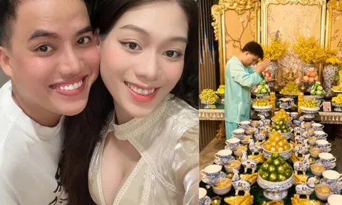 Học trò Trấn Thành có con thứ 5 với hot girl kém 8 tuổi, mâm cúng đầy tháng trông khác lạ, nhìn kỹ thật xa hoa