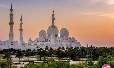 Sheikh Zayed Grand Mosque - tuyệt tác trắng muốt khiến Abu Dhabi trở thành miền cổ tích.