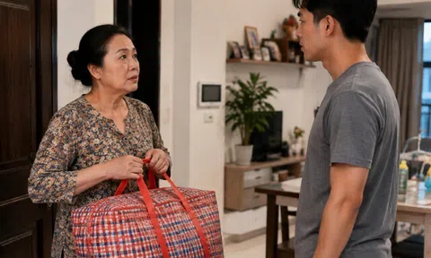Mẹ vợ lên chăm cháu mới sinh, ngày về quê bà cầm theo túi đồ to, tôi giật lại xem thì ê chề khi mở ra