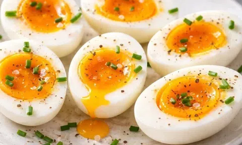Ăn trứng luộc lòng đào có bổ dưỡng hơn luộc chín và đâu là sai lầm thường gặp nhất khi ăn trứng?