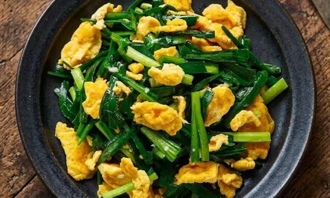 Trứng xào với lá này chưa đầy mấy phút là xong, vừa rẻ lại ngon bổ, hấp dẫn hơn cho hành lá