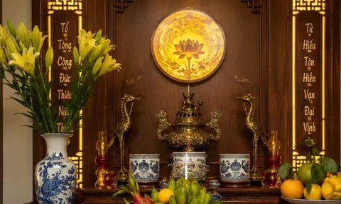 Tại sao không nên đặt bình hoa bên phải bàn thờ khi thắp hương mùng 1 tháng 7 cô hồn? Hóa ra đây là lý do