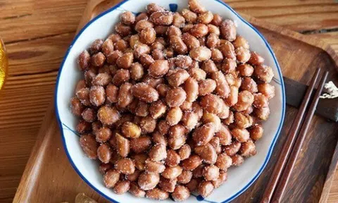 Làm lạc rang muối đừng cho ngay vào chảo, thêm 1 bước và 1 nguyên liệu, lạc giòn ngon thơm nức cả tuần