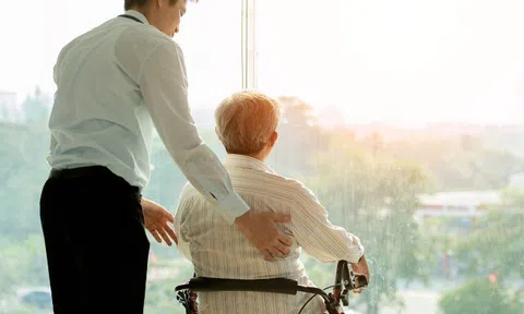 Chỉ khi về già tôi mới nhận ra: Những người sống tiết kiệm để tiền lại cho con cái là cách làm sai lầm