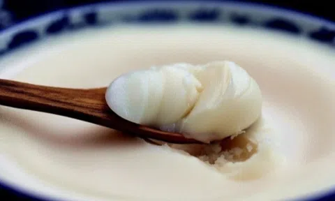 Rán mỡ lợn, người sành ăn đổ thêm bát nước này vào, mỡ cứ trắng như tuyết lại thơm phức, tóp giòn tan