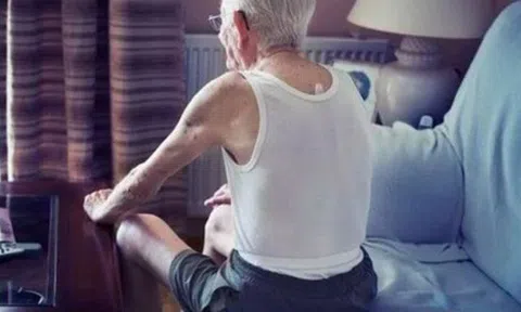 Kiểu "con cái chăm sóc bố mẹ lúc về già" đang âm thầm xuất hiện, tưởng hiếu thảo nhưng khiến bố mẹ "kiệt quệ"