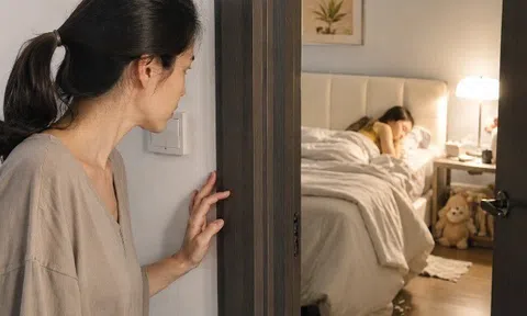 Ở lại nhà chị đồng nghiệp một hôm, nửa đêm cảnh chồng chị bế con trong phòng ngủ, tôi quyết về viết đơn ly hôn